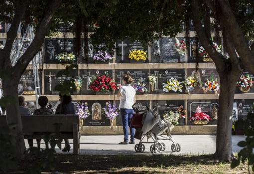 Varias personas visistando a sus difuntos en el cementerio de Valencia