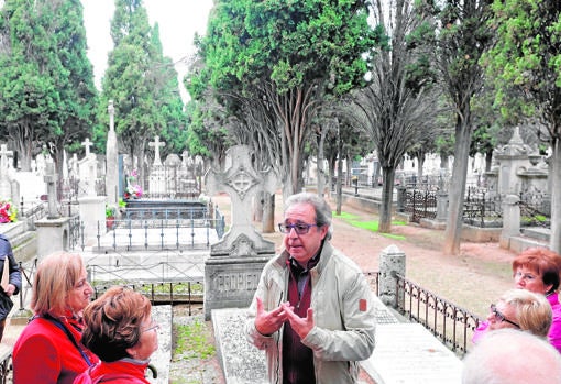 Jesús Anta, durante una de las visitas guiadas al cementerio de El Carmen