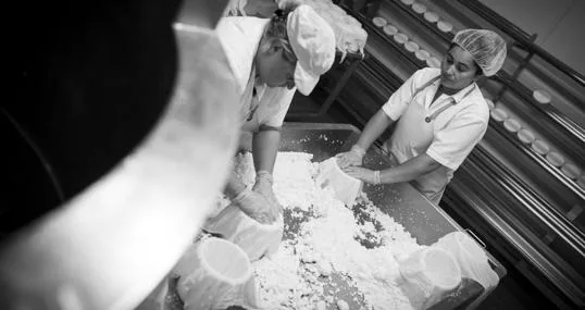 Elaboración de los quesos de la quesería Parra Jiménez, en Las Mesas (Cuenca)