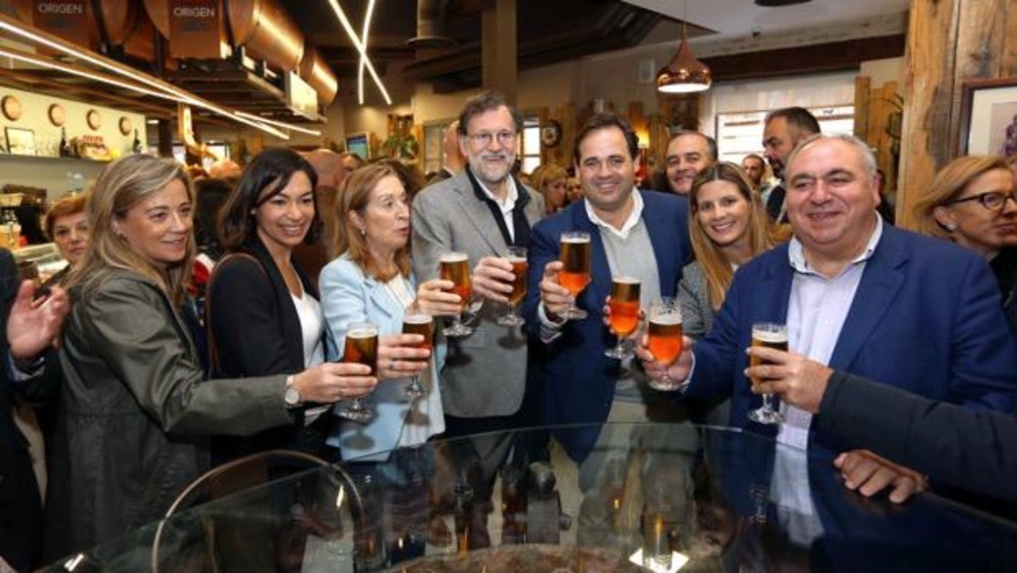 Rajoy se toma una cerveza en un bar la capital regional