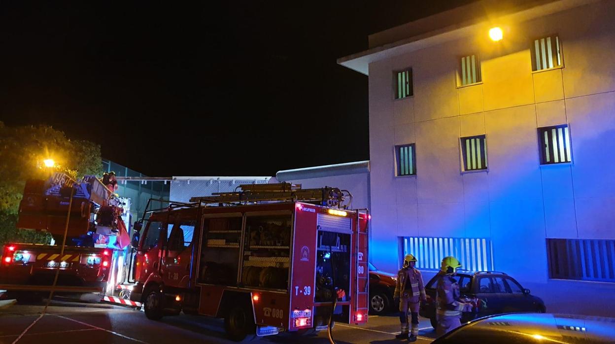 Hasta el centro se desplazaron varias dotaciones policiales, bomberos y servicios sanitarios de emergencias