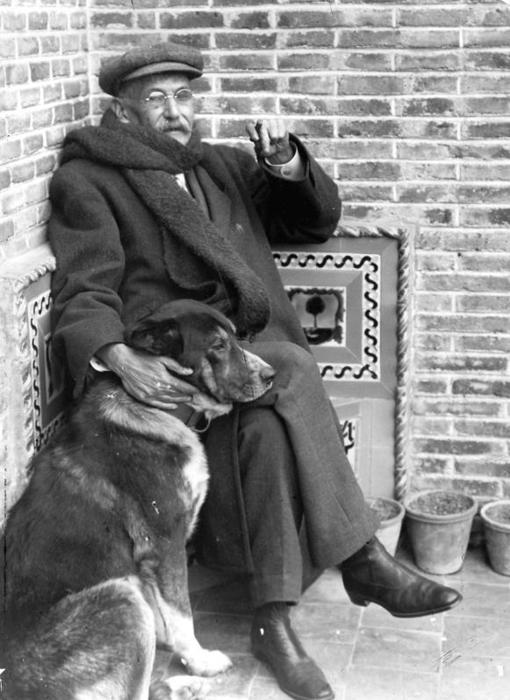 Benito Pérez Galdos, con su perro, en el patio de su casa en Madrid (1915)