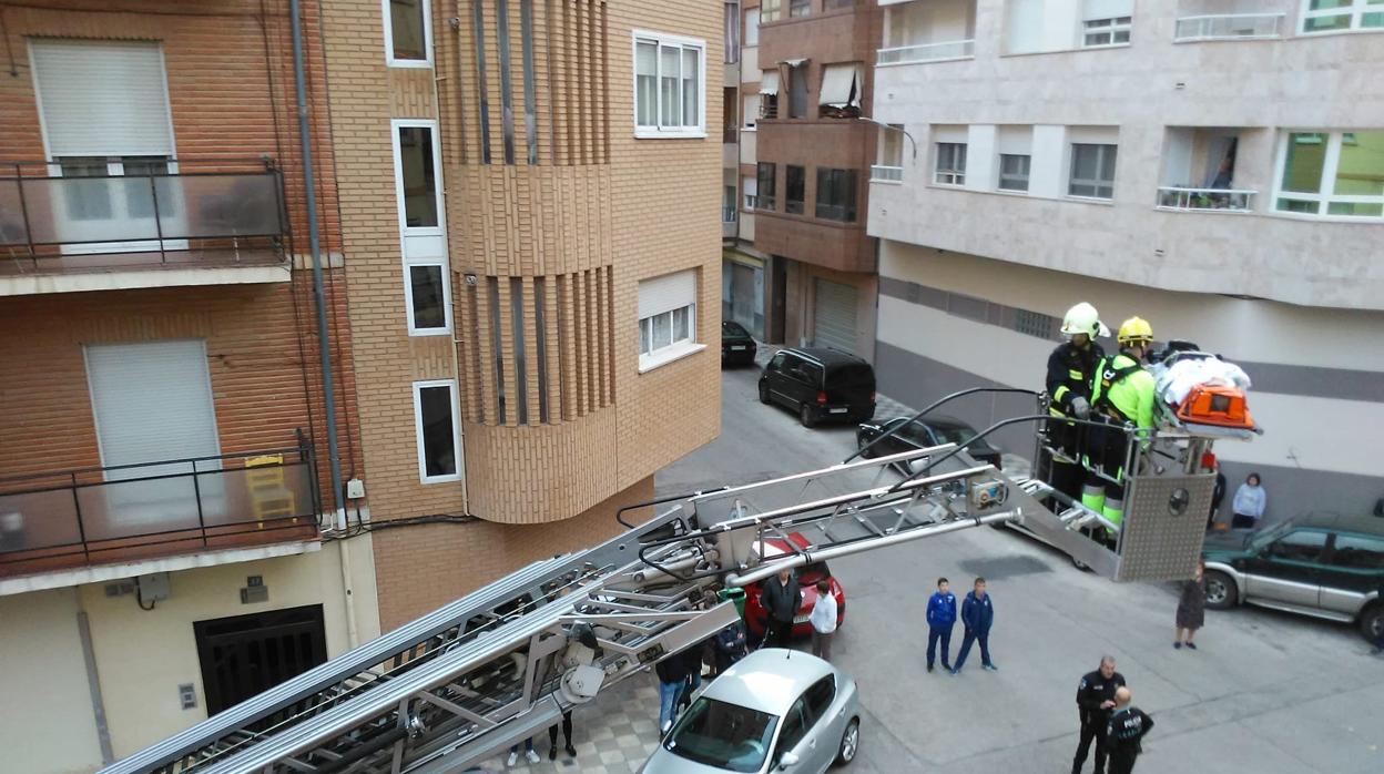 Evacúan de un piso de Albacete con una autoescala a una persona que sufrió una parada cardiorrespiratoria