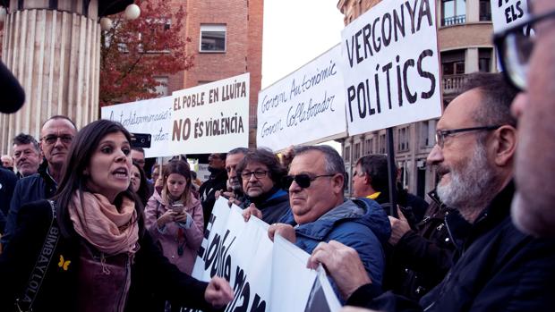 Los CDR boicotean un mitin de Rufián en Lérida al grito de «El pueblo manda, el Govern obedece»