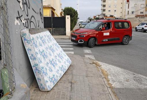 Un colchón tirado en una calle de Torrevieja