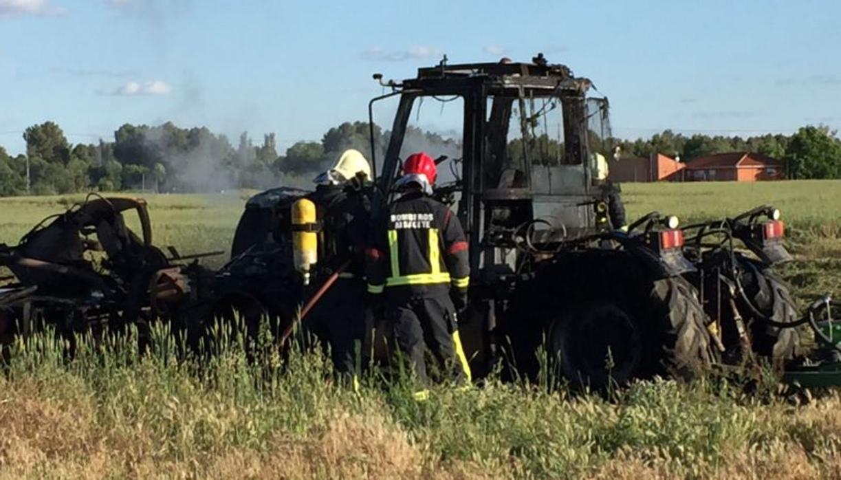 Imagen de archivo de un tractor calcinado tras un incendio