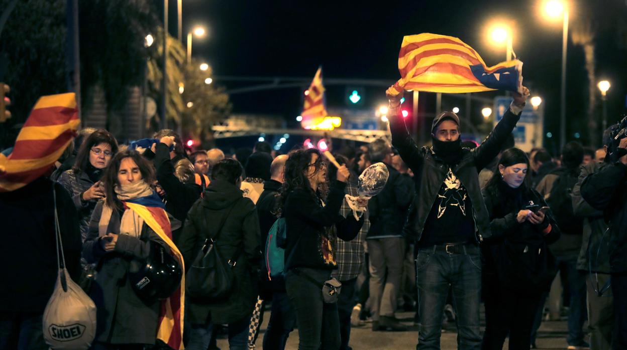 Activistas independentistas en una convocatoria contra la llegada del Rey a Barcelona