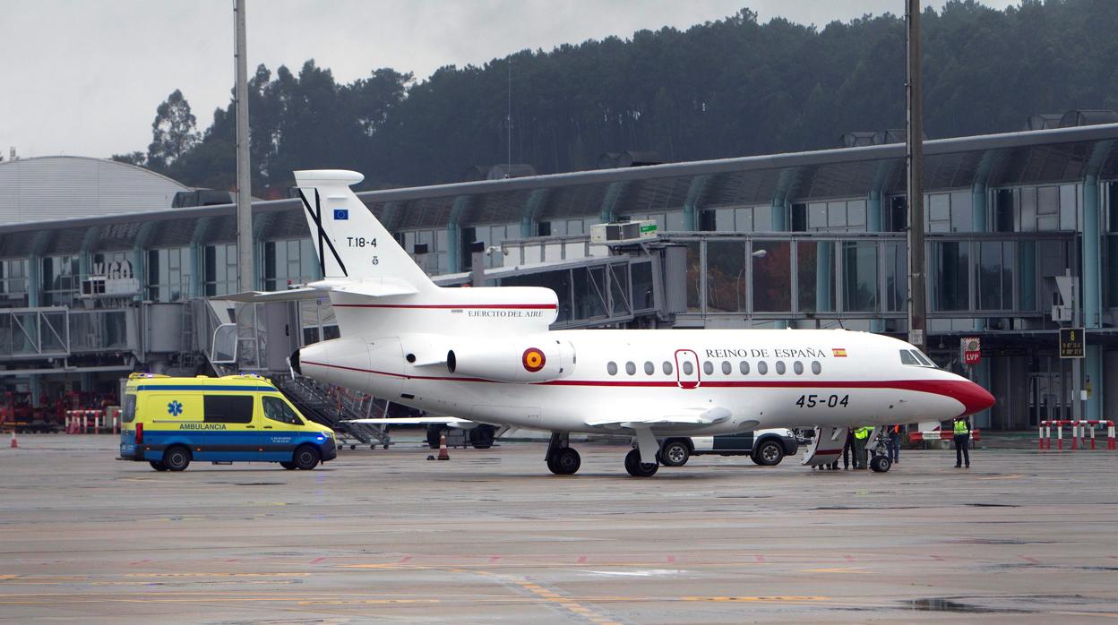 Llegada de Iván Álvarez en un avión militar al aeropuerto de Vigo el pasado jueves.