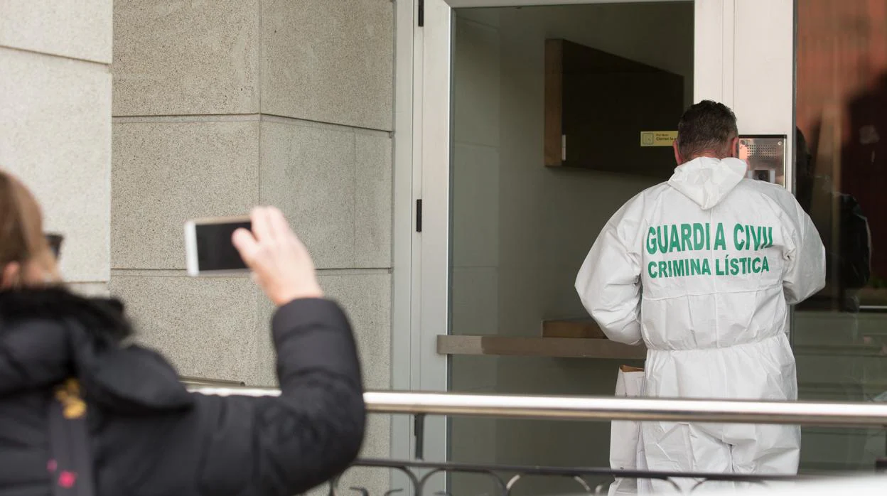 Un trabajador de Criminalística entrando al edificio donde se produjo el supuesto matricidio