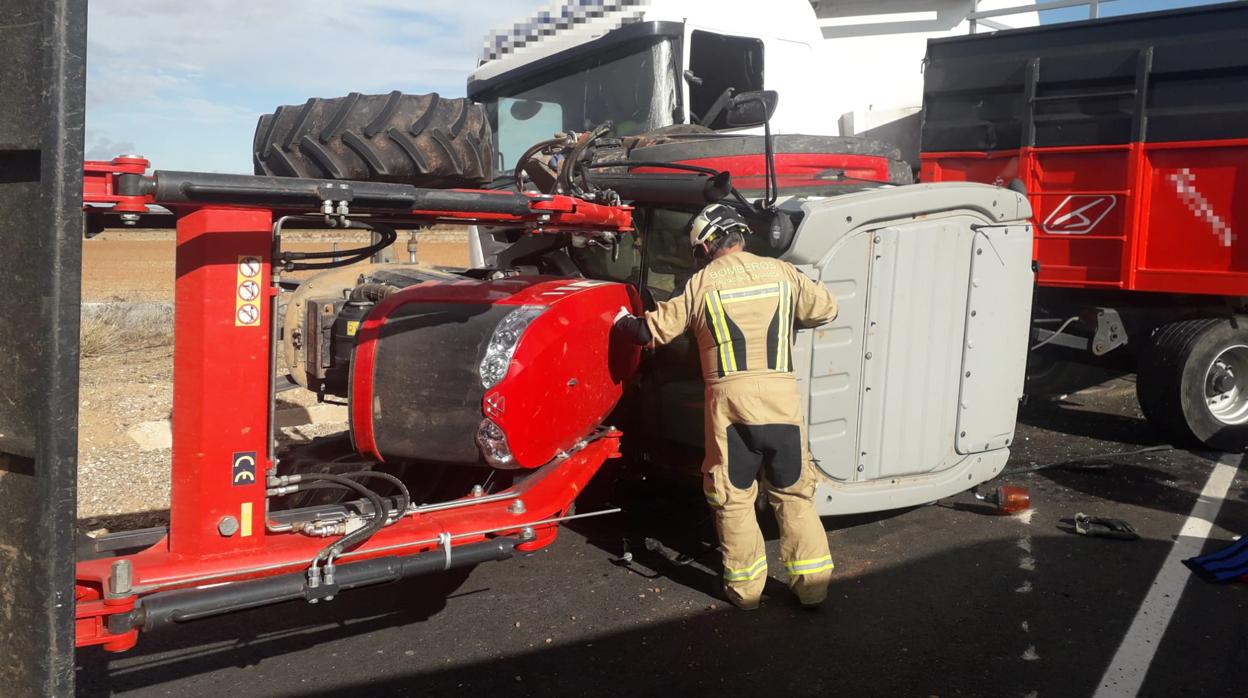 Estado en que quedó el tractor tras ser arrollado por el camión