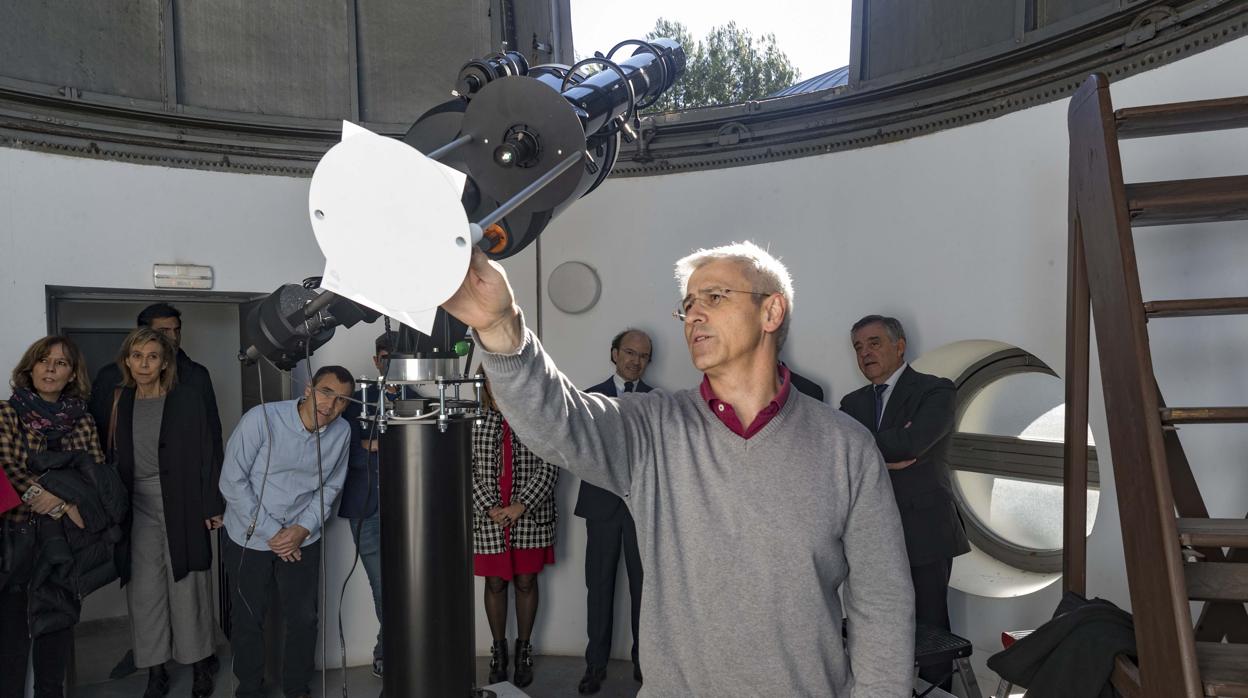 El consejero Sicilia, atento a la explicación de un científico en el Real Observatorio Astronómico de Madrid