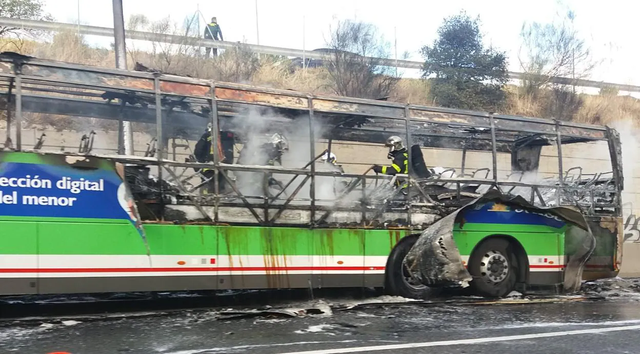 Varios bomberos extinguen el incendio en el autobús