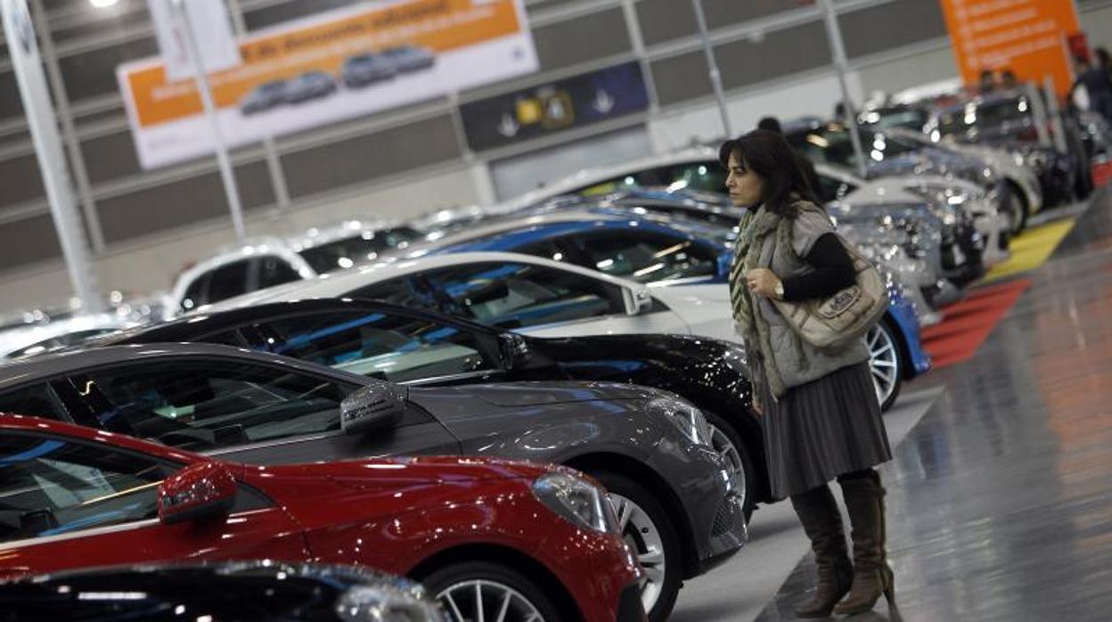 Mujer mirando coches en una Feria del Automóvil