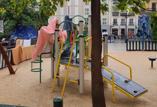 Area de recreo infantil «okupada» por los acampados de la plaza de Pedro Zerolo