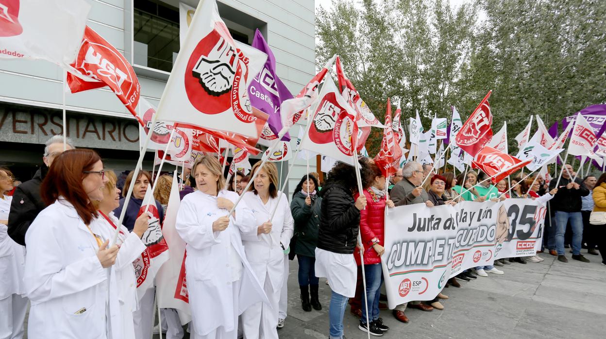 Concentración de funcionarios para exigir la vuelta a las 35 horas, en una imagen de archivo