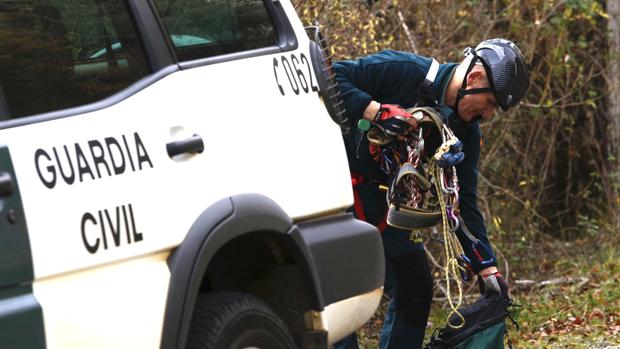 La Guardia Civil trabaja en el rescate de un cadáver en una zona de difícil en la sierra de Gredos