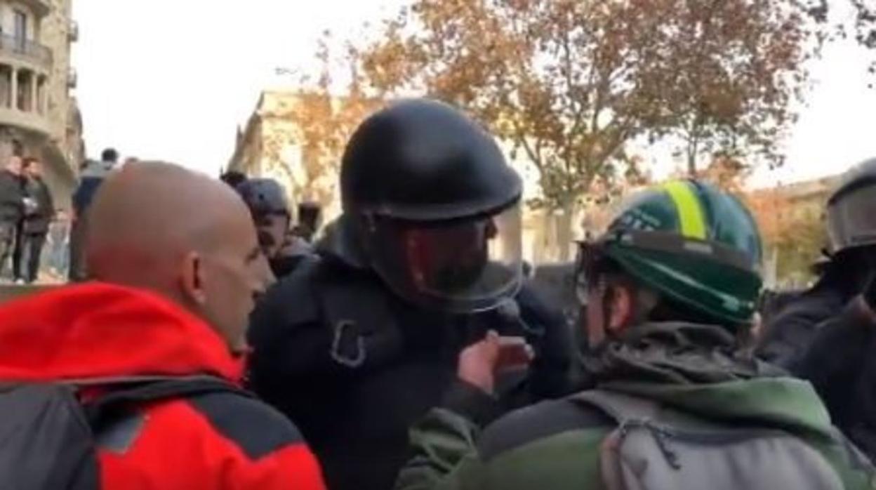 El Mosso que se encaró a un manifestante en Barcelona