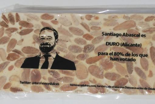 Imagen de la tableta de turrón duro con la imagen de Santiago Abascal