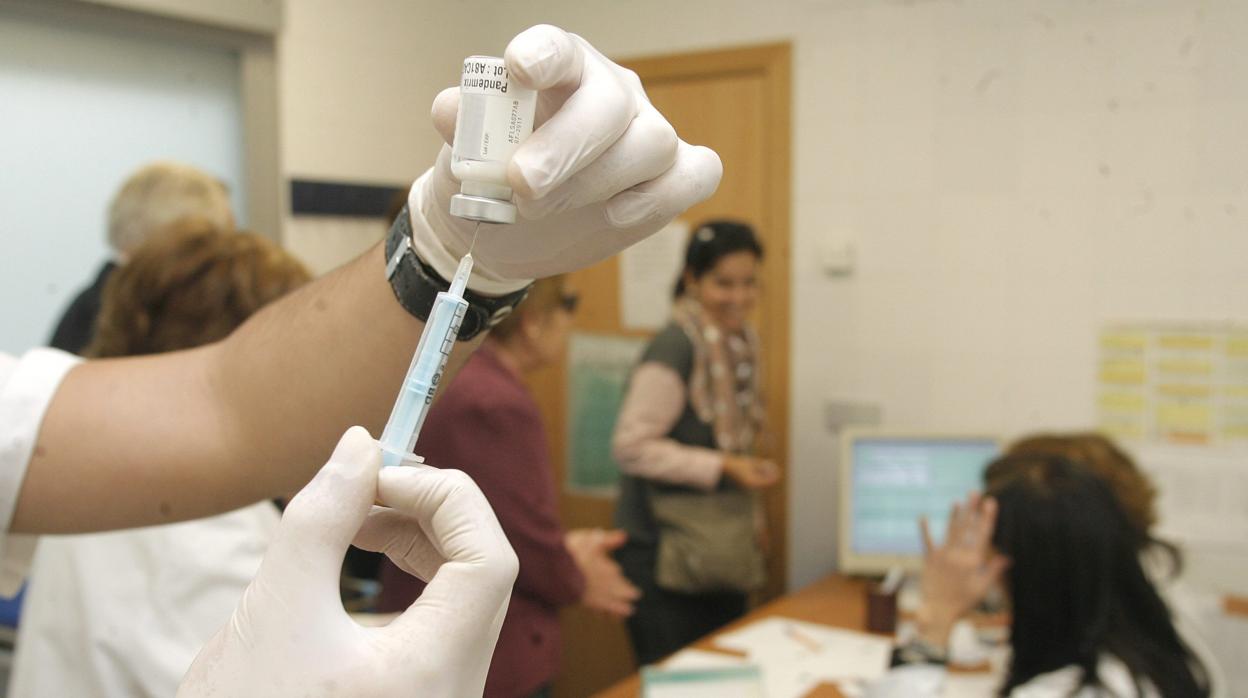 Preparando una vacuna en un centro médico