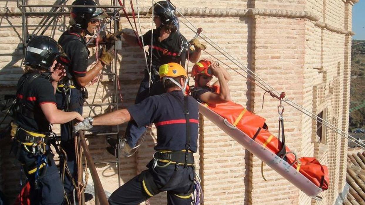 Bomberos participando en uno de los talleres de las Jornadas de Rescate en Altura