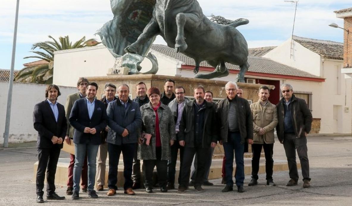 Alcaldes y concejales de los municipios que forman el Foro de Promoción, Defensa y Debate de las Novilladas reunidos en Villaseca de la Sagra en enero de 2018