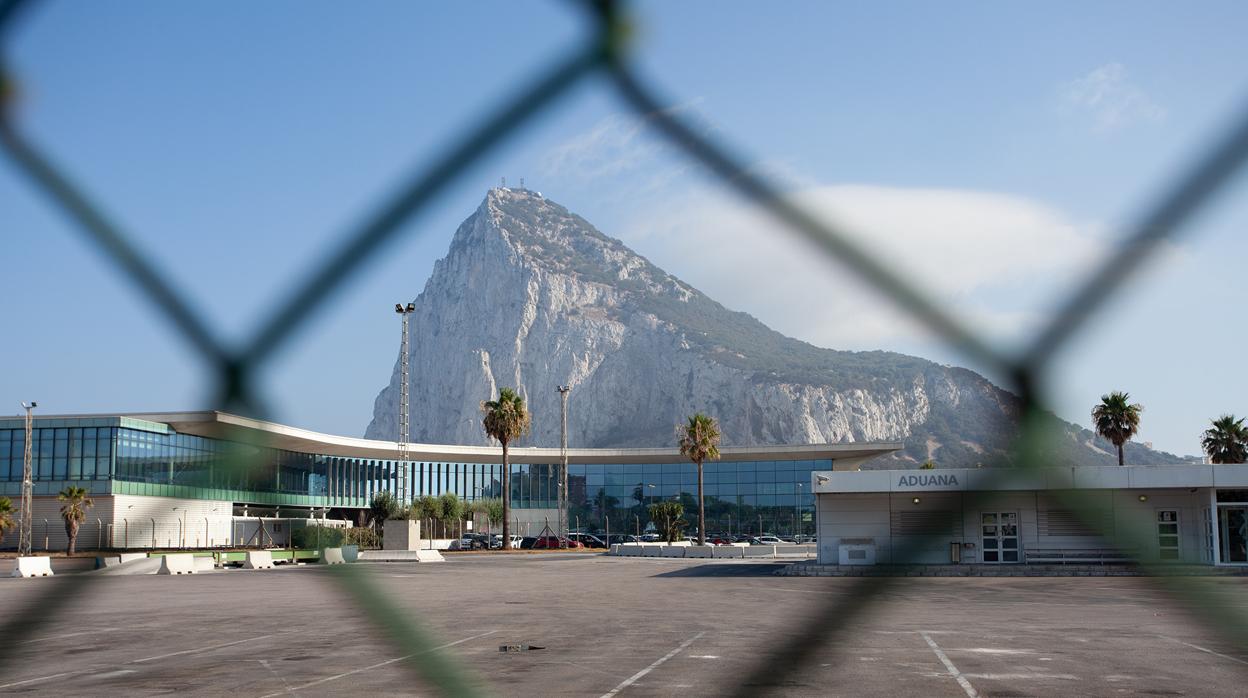 El Peñón de Gibraltar, visto desde la frontera con España
