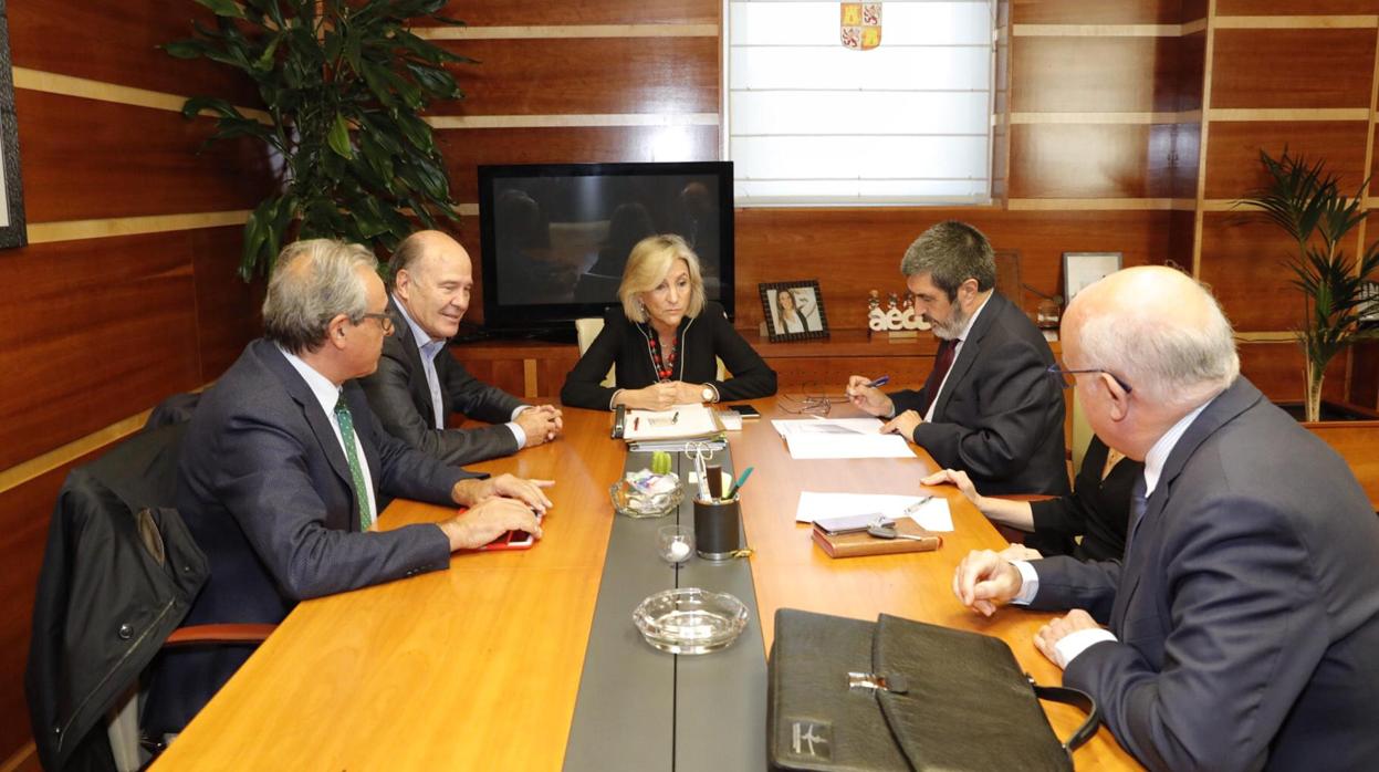 Casado, ayer, con los miembros de su equipo y de los Colegios de Médicos