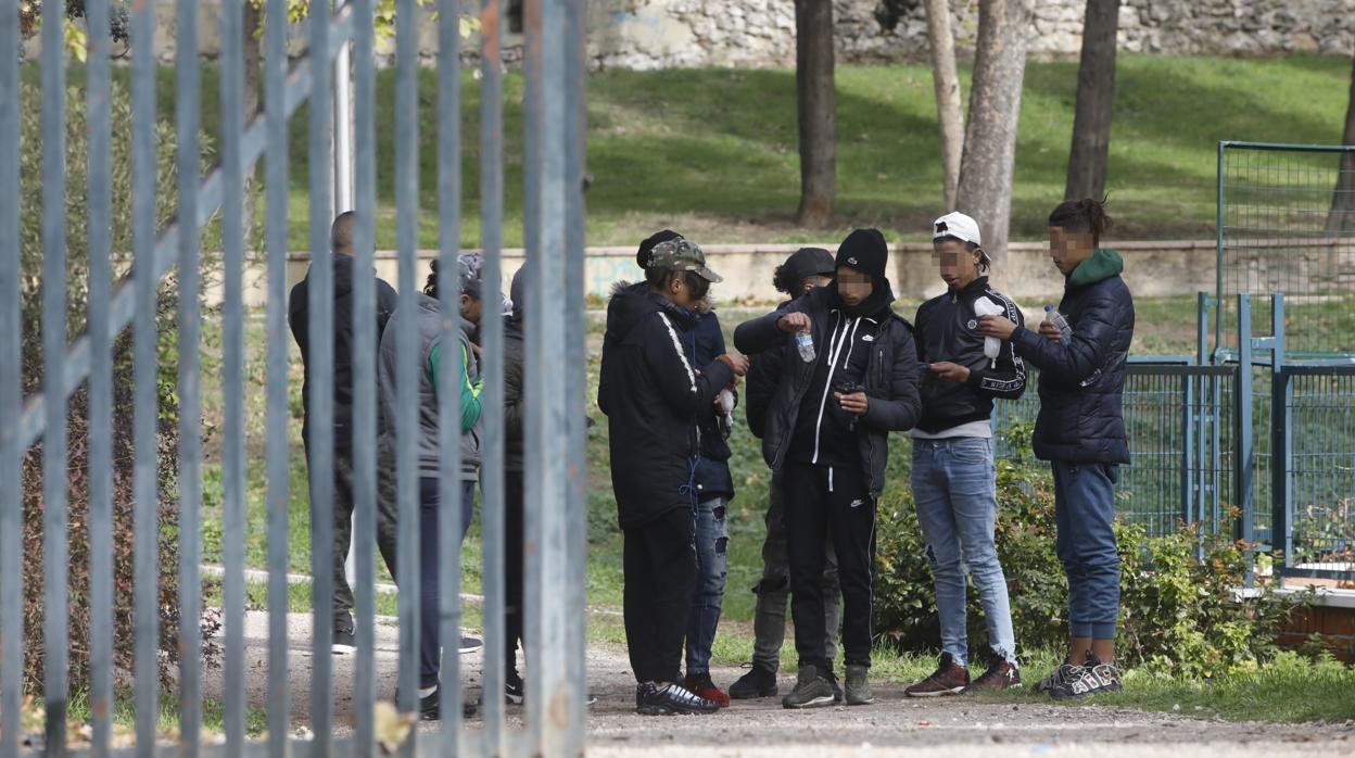 Un grupo de jóvenes magrebíes inhala pegamento en las inmediaciones del centro de primera acogida de Hortaleza