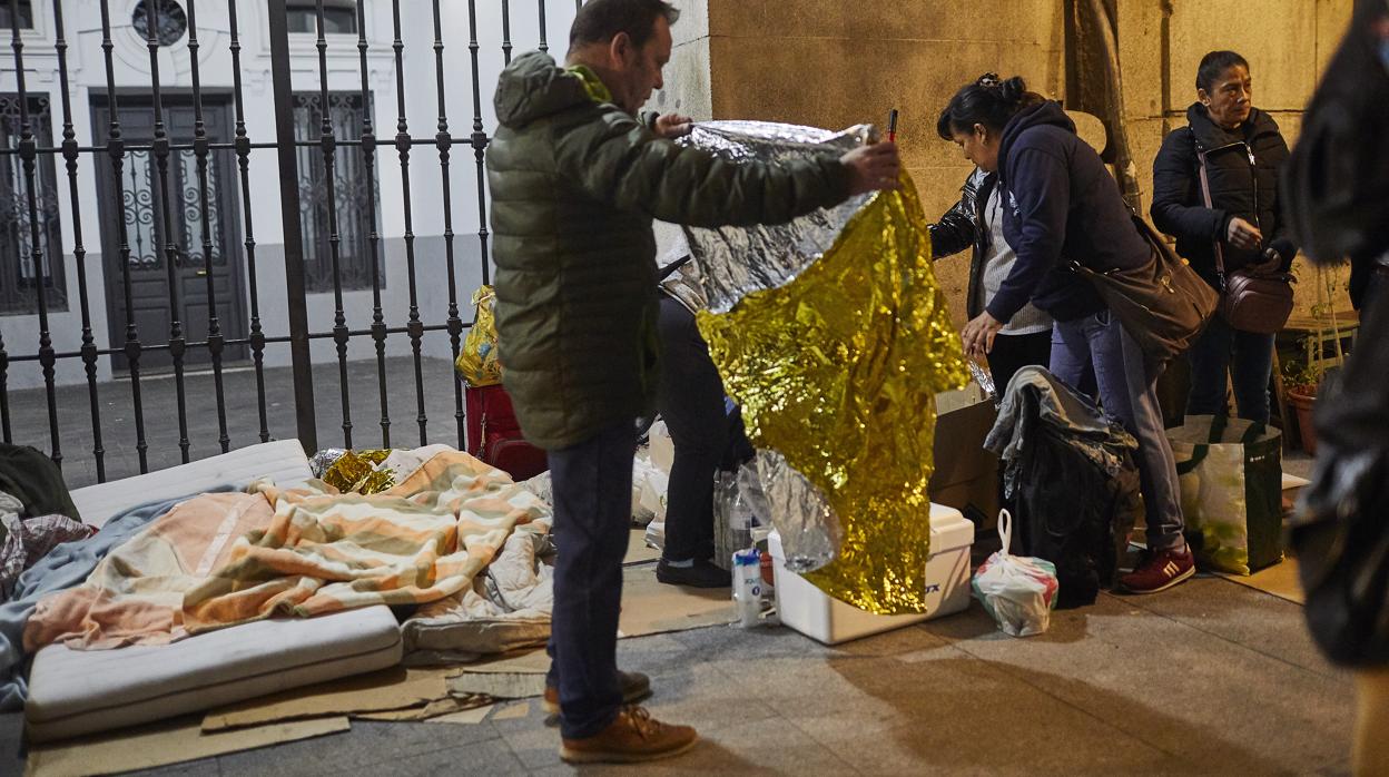 Familias durmiendo en la puerta del Samur Social en octubre