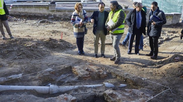 El hallazgo de nuevos restos arqueológicos del siglo XVI retrasa dos meses las obras