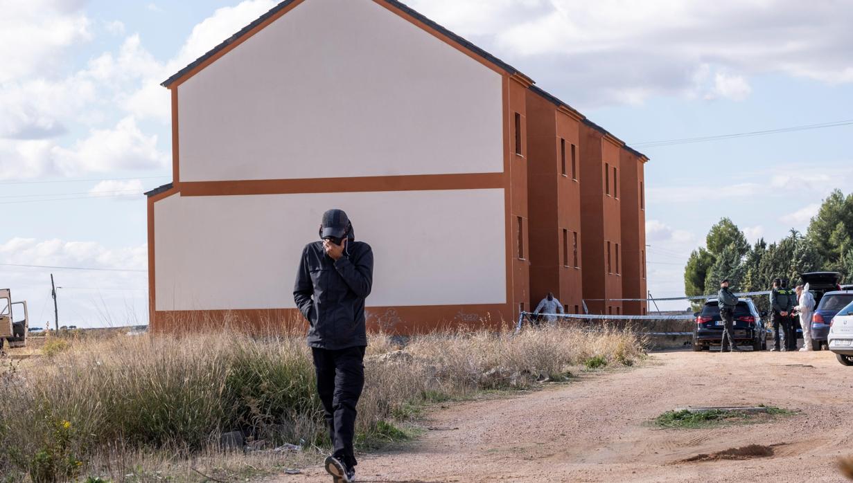 Los cuerpos fueron hallados en una vivienda abandonada. Un transeúnte dio la voz de alarma