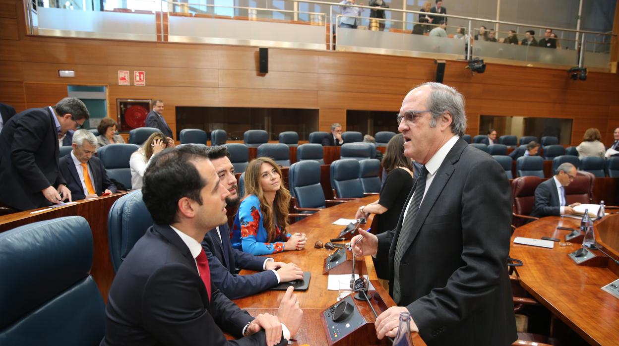 Ángel Gabilondo (dcha), portavoz del PSOE, en una foto de archivo en la Asamblea, saludando a Ignacio Aguado