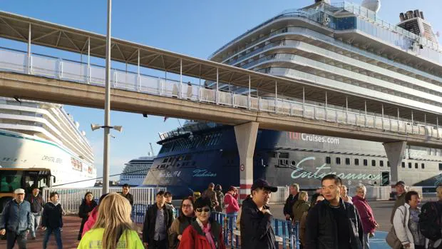 Cinco cruceros con 11.000 turistas coinciden en el puerto de Valencia