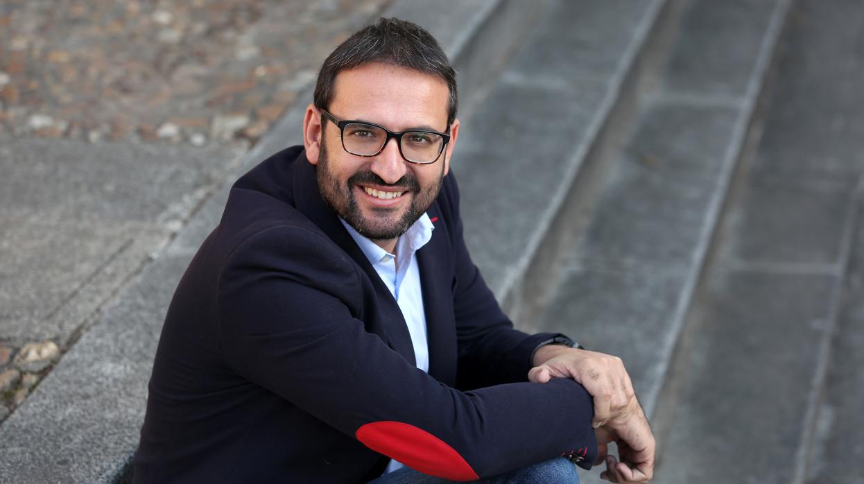 Sergio Gutiérrez, en la plaza Barrio Nuevo, junto a la sede del PSOE en Toledo