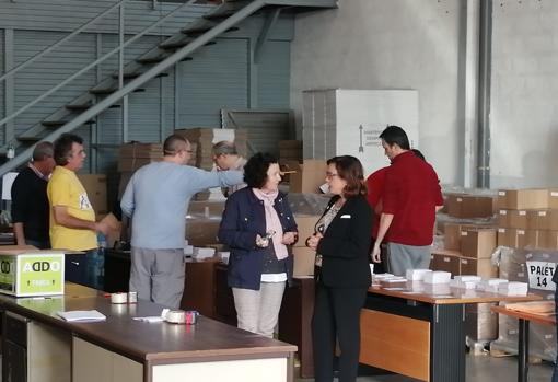 Imagen de los preparativos en el almacén electoral de Castellón