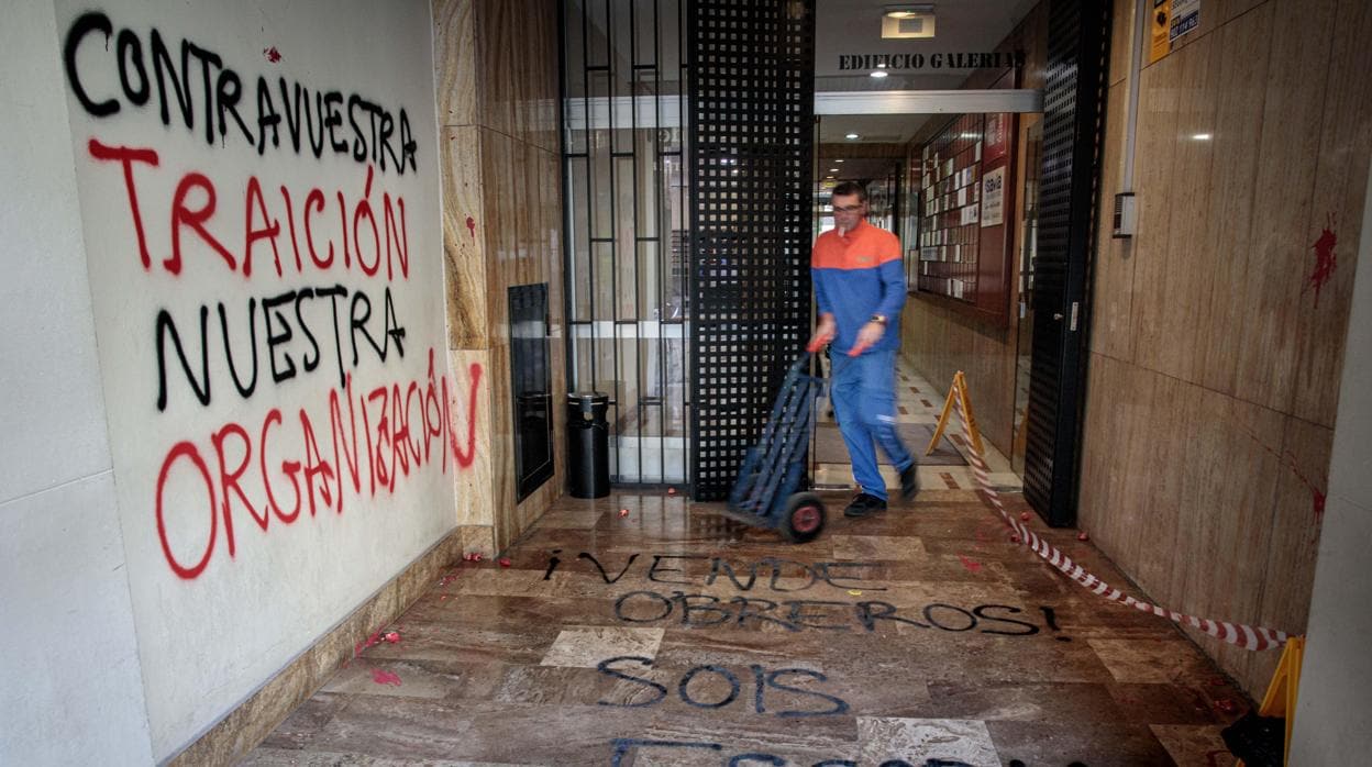 Imagen de la sede del PSPV-PSOE en Valencia repleta de pintadas