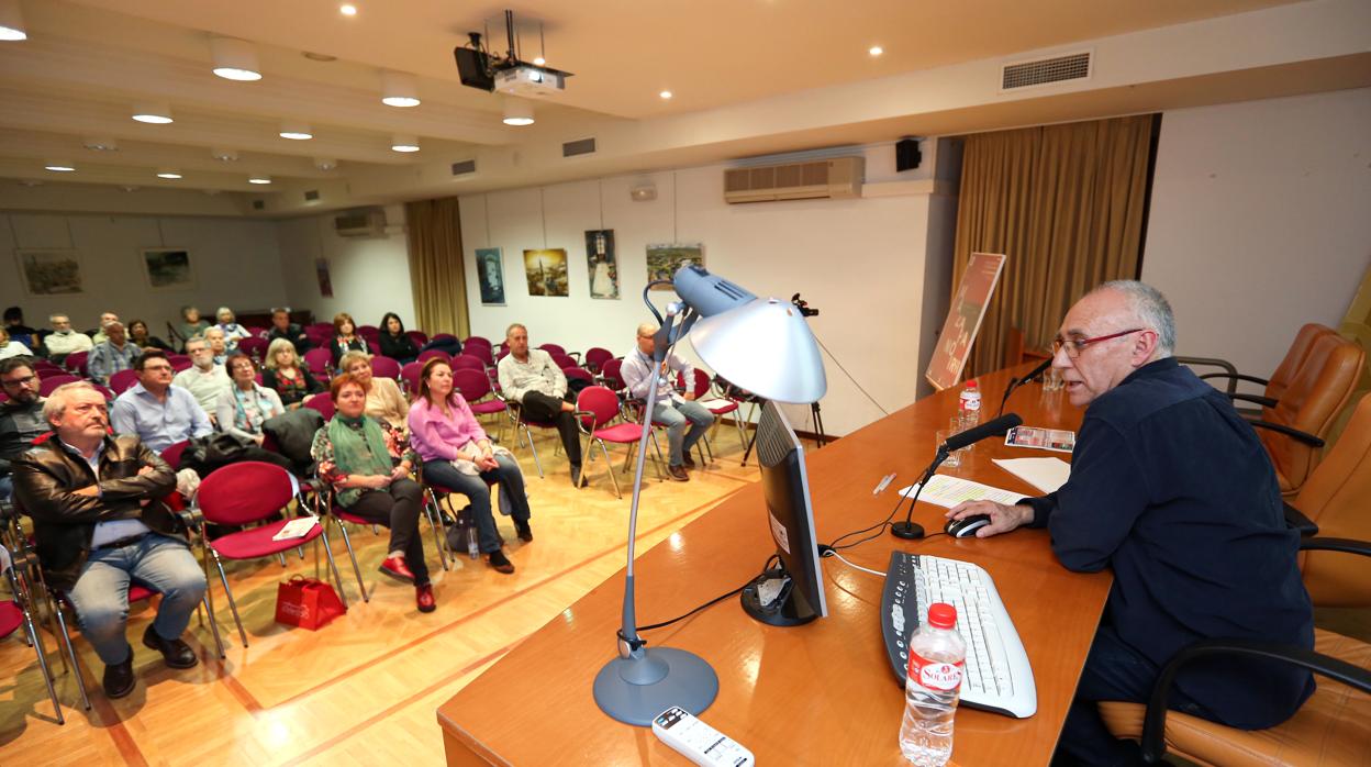 Enrique Sánchez Lubián, durante la confencia en la Biblioteca