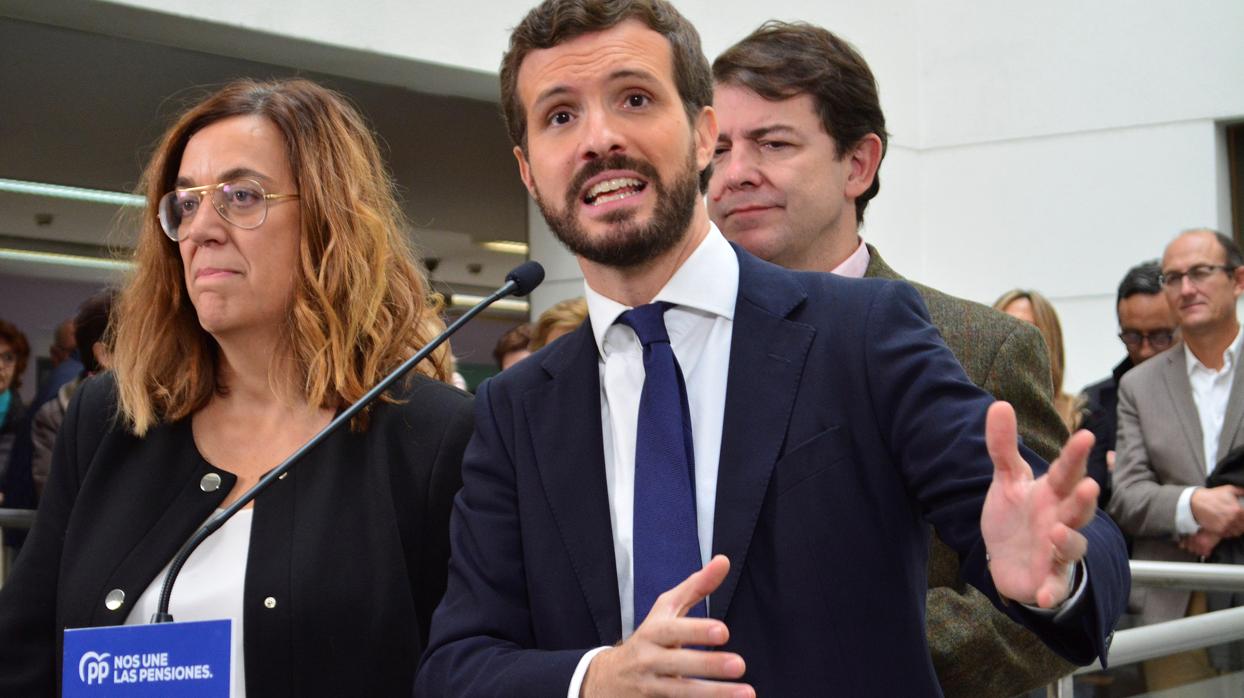 Pablo Casado, acompañado por Ángeles Armisén y Alfonso Fernández Mañueco, este viernes en el cierre de campaña del PP en Palencia