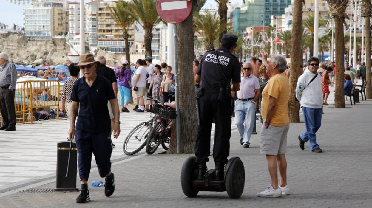 Un policía local en el paseo junto a la playa de Levante en Benidorm