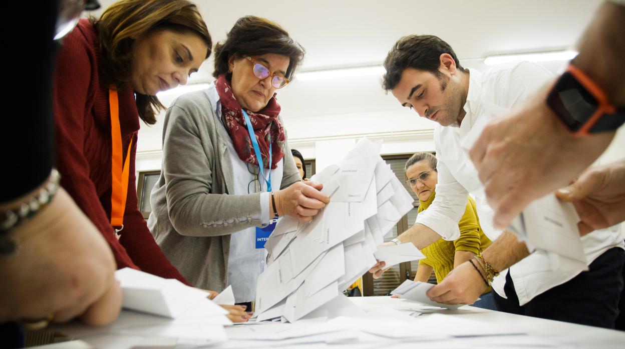 El líder de Ciudadanos en Castilla y León, Francisco Igea, antes de comparece ante los medios tras los resultados electorales