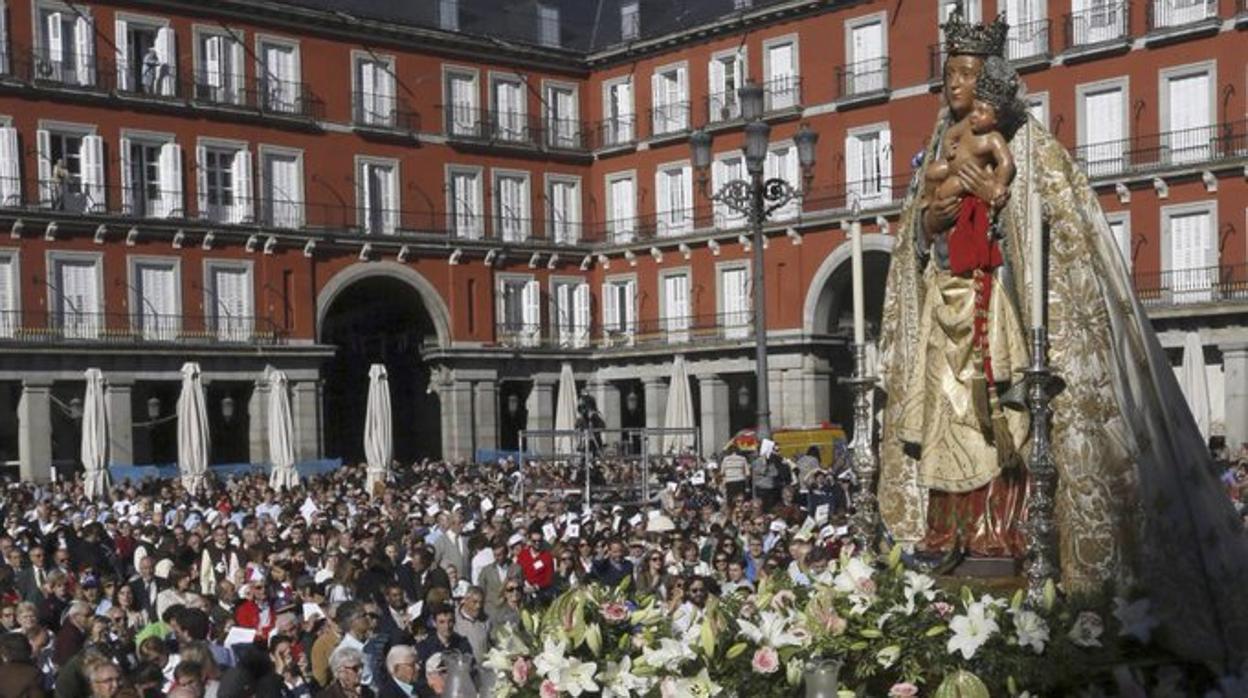 La Plaza Mayor ha estado llena para la misa solemne con motivo de la festividad de La Almudena