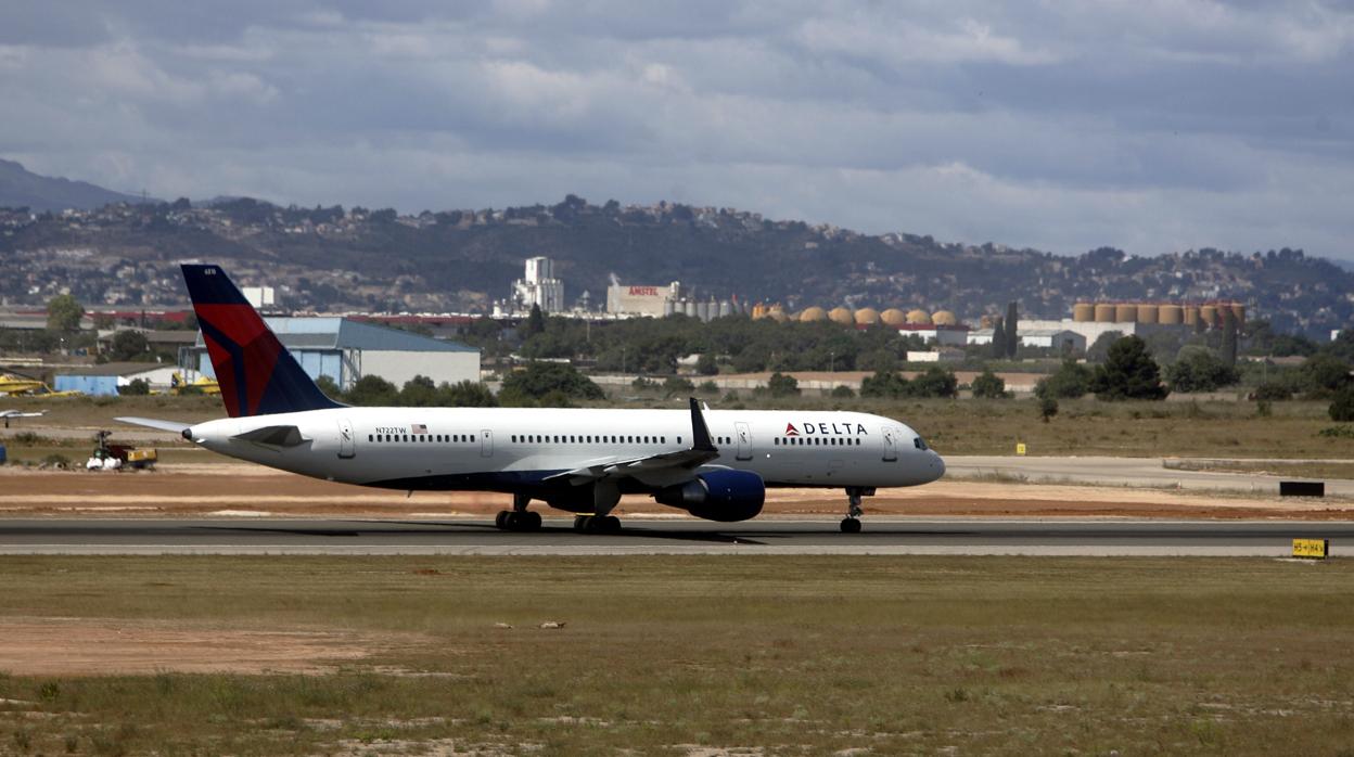 Imagen de archivo de un avión en el aeropuerto de Valencia