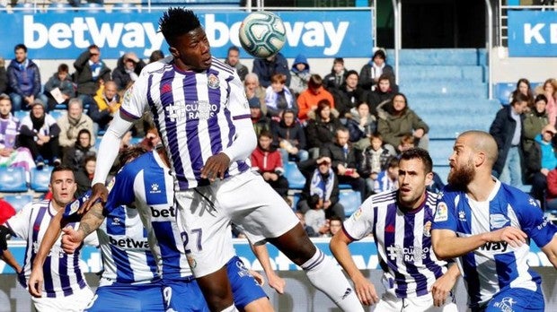 El Real Valladolid cae 3-0 frente al Alavés en un mal partido