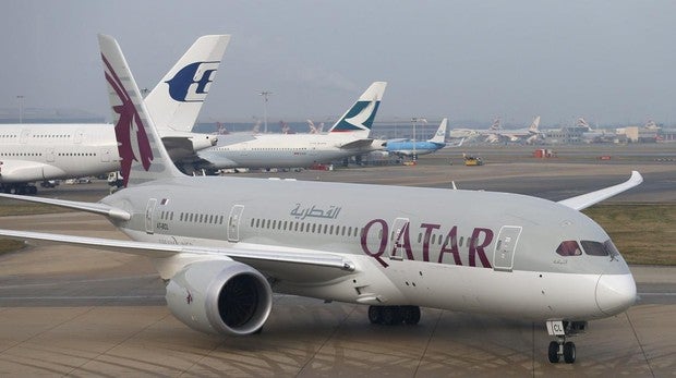 Los pasajeros de un avión permanecen horas encerrados por falta de personal en El Prat