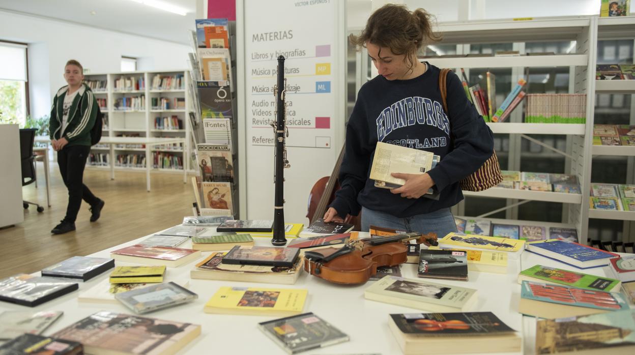 Una joven observa los fondos de la biblioteca