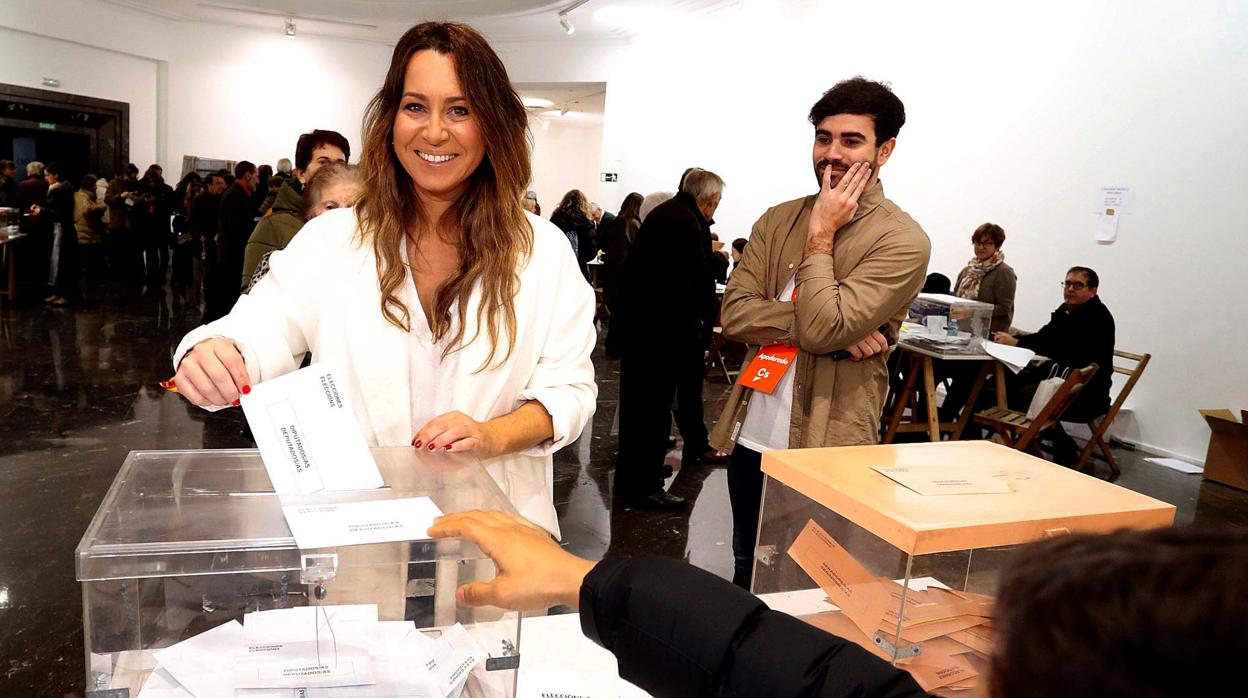 La candidata de Ciudadanos por Pontevedra, Beatriz Pino, vota esta mañana en Vigo