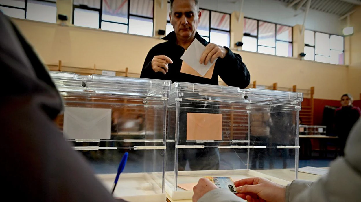 Un ciudadano, votando en las elecciones generales en un colegio electoral de la Comunidad de Madrid