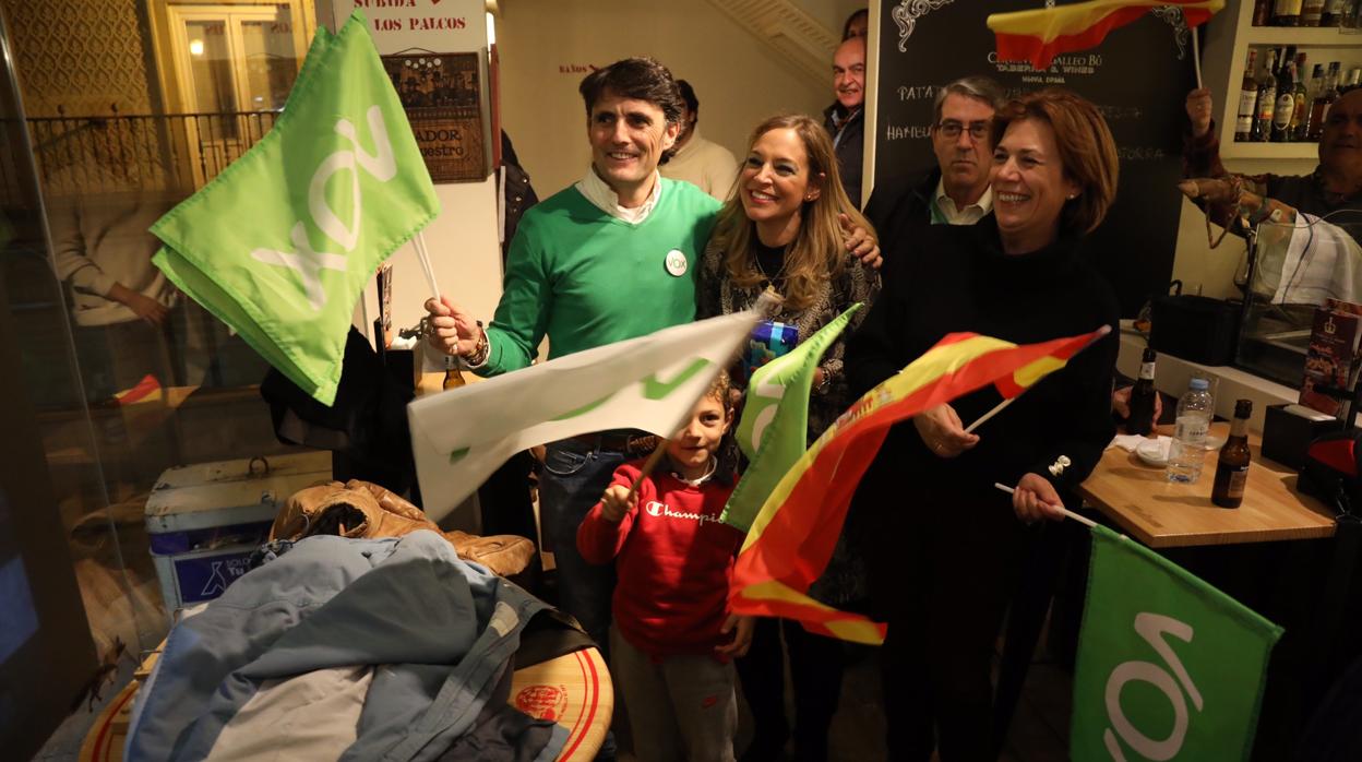 El candidato de Vox al congreso, Rodrigo Jiménez, celebra junto al candidato al senado, Jesús Marcos Martín; y la presidenta provincial, Esther Núñez