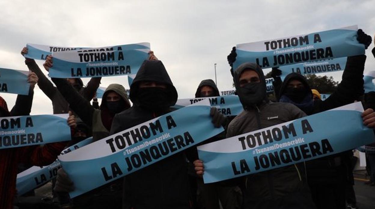 Activistas y policías en la carreteras que conecta con Francia