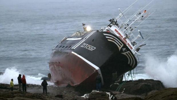 Fallece un marinero al embarrancar su pesquero en el Castro de Baroña (La Coruña)